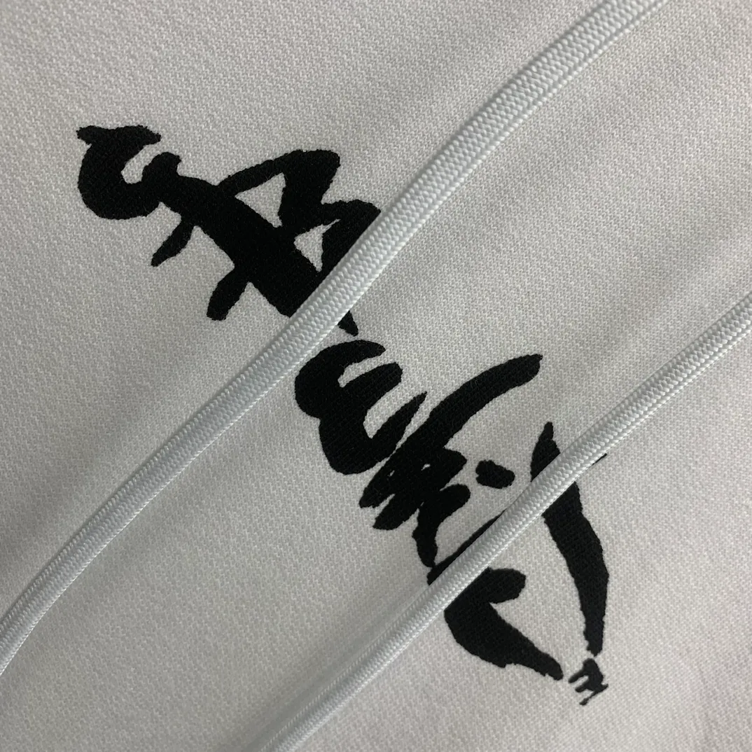 The top tested version of Off-White's new 2023 autumn and winter spray-painted graffiti arrow hooded sweatshirt. The new style adds graffiti elements, adding a touch of literary style to the overall through-style short-sleeved style. This is a typical OFF retro literary style. This is also the first expression of the two cultures since the merger with LV in 2021. The printing adopts screen printing imported glue technology, and the ink dots are even, imitating the natural dynamics of spray paint. The hollows are both dark and light, the transition is smooth, and the gradient effect is visible to the naked eye. The front printing uses the same process. Minimalist letter logo on the chest, OS version, same style for men and women! The 480g cotton texture feels smooth and textured, with full drape.  Color: Black White Size: XS-L P:410